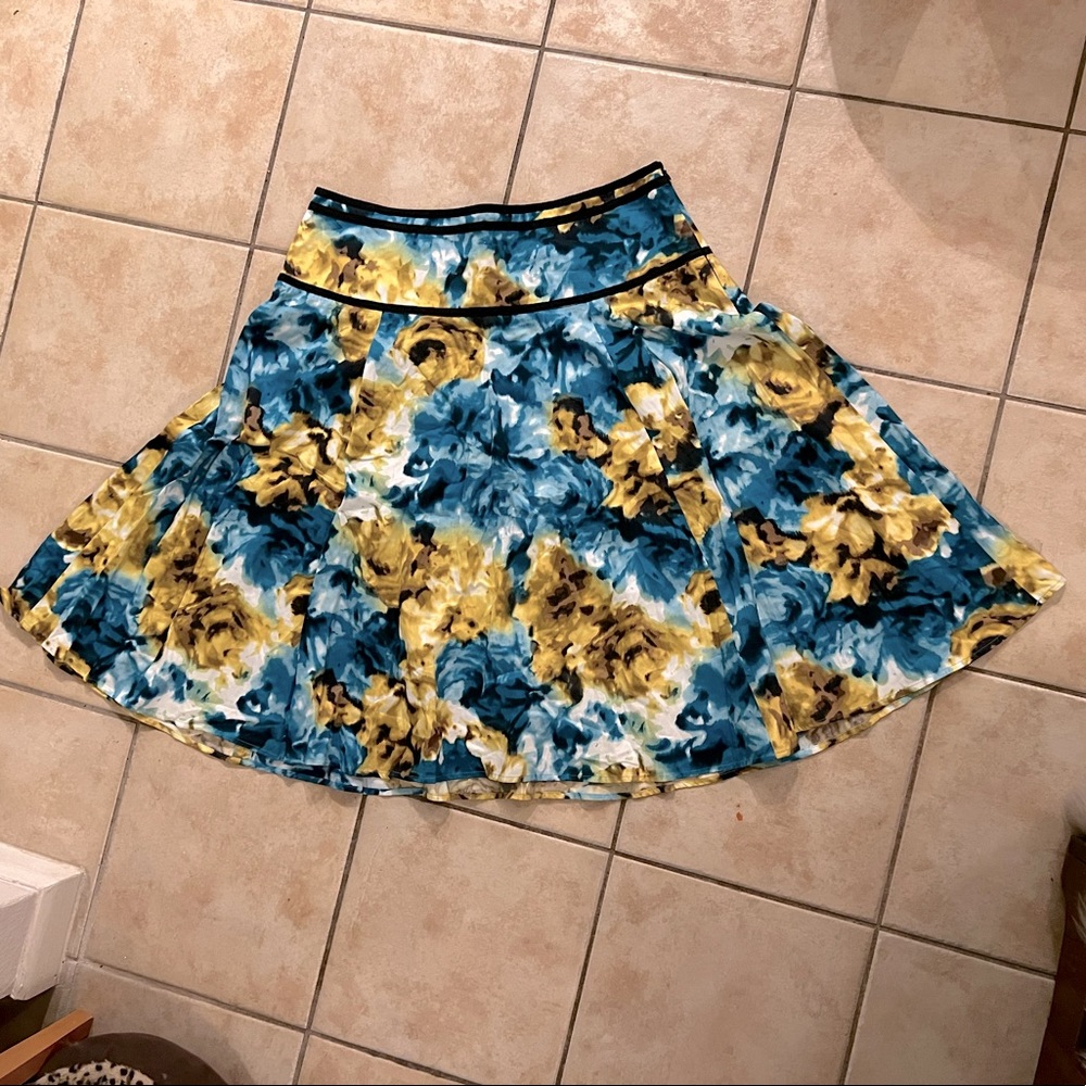 Jones Wear size 14 blue and yellow skirt floral with black accents